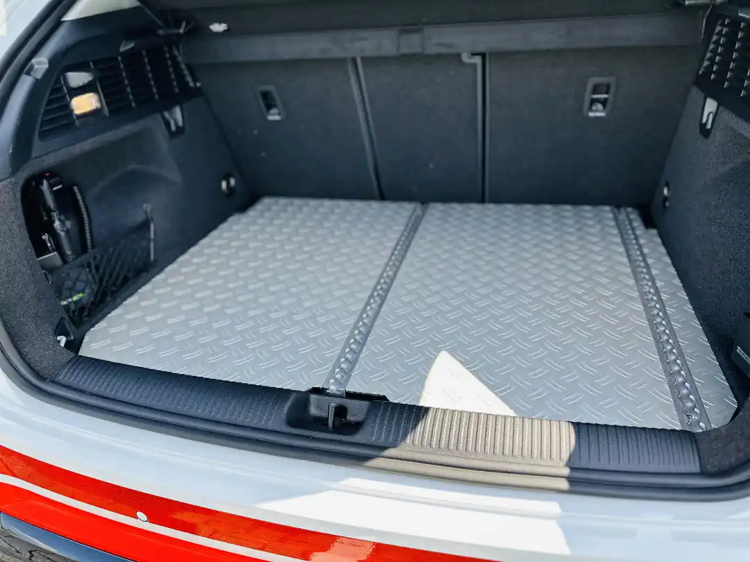 Laderaumausbau des Malteser Einsatzfahrzeugs mit Aluminium-Riffelblechboden