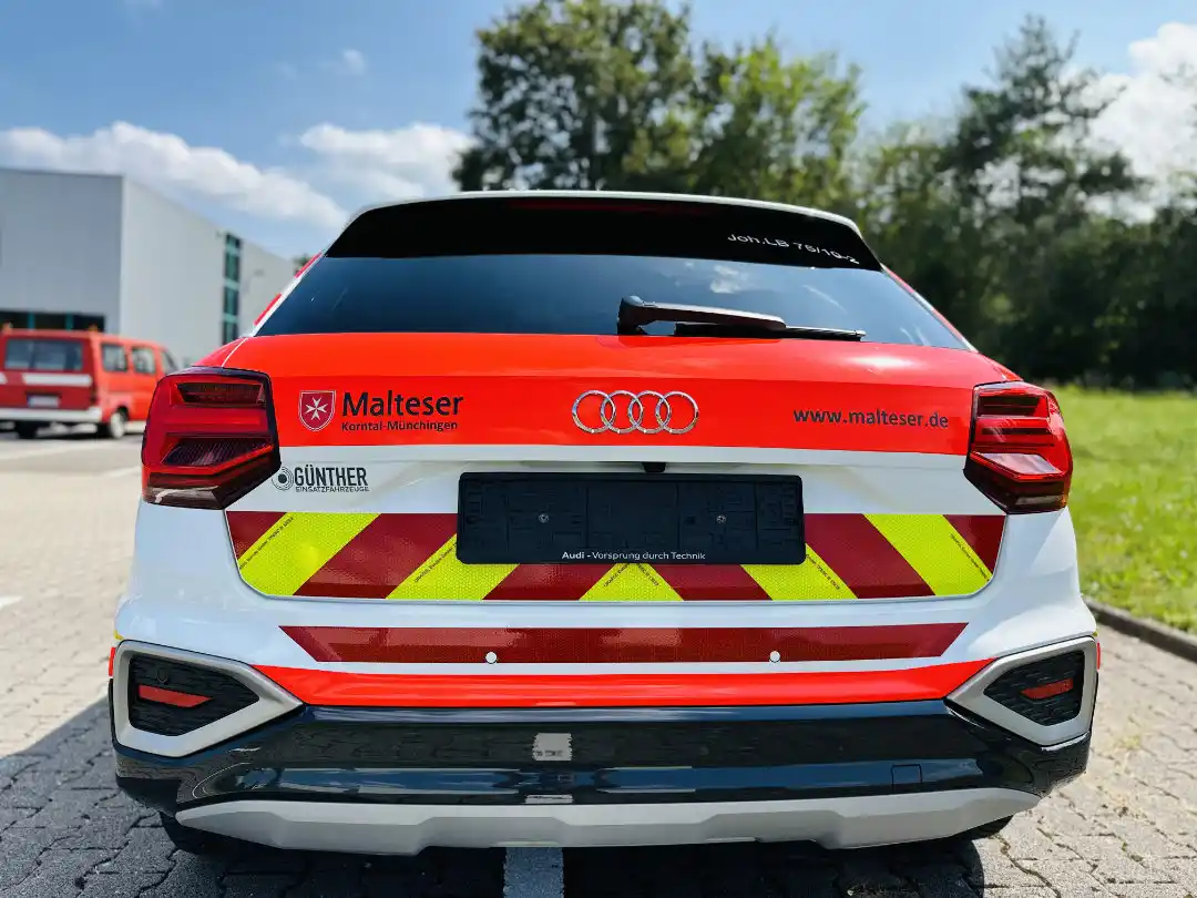 Malteser Einsatzfahrzeug Korntal-Münchingen auf Basis eines Audi Q2 in der Heckansicht