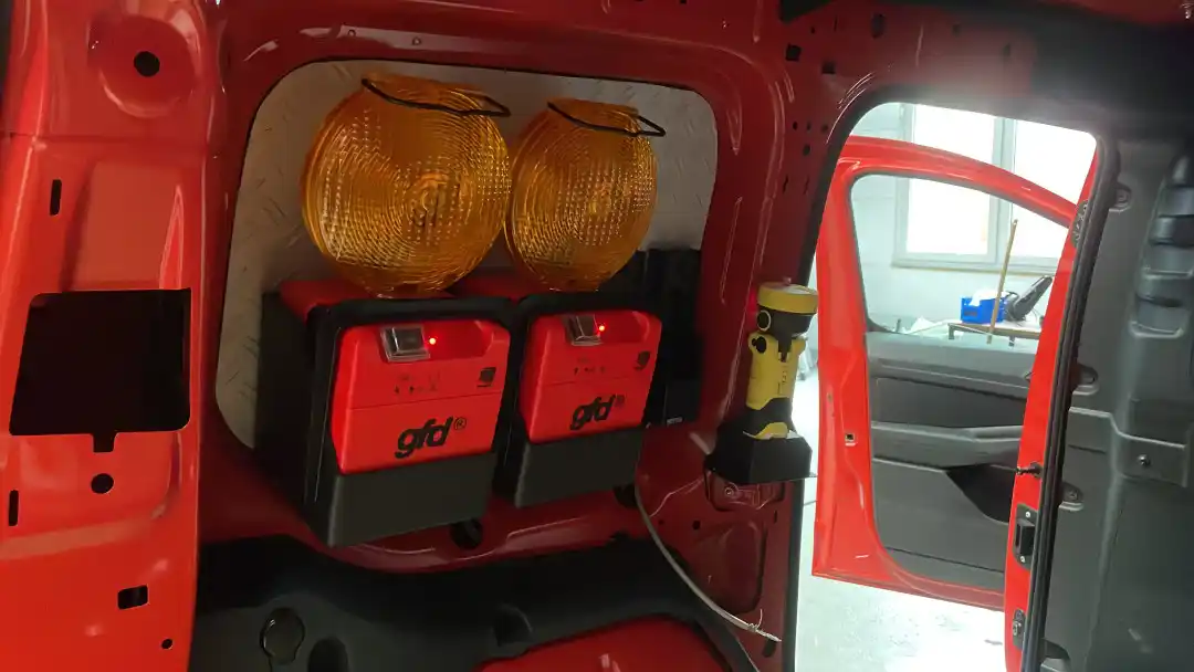 Sonderumbau eines Feuerwehrfahrzeugs mit Halterungen für Verkehrswarngeräte und Handleuchte