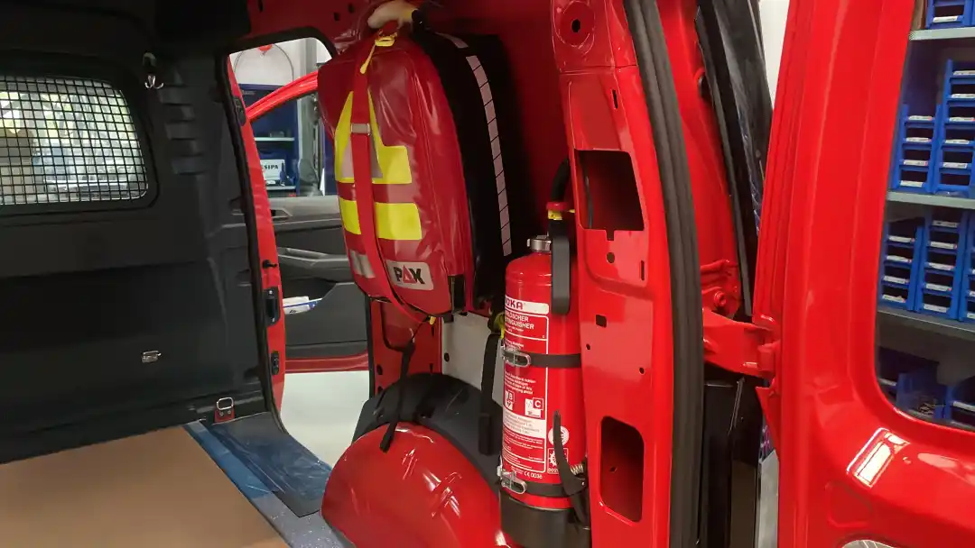 Individueller Sonderumbau in einem Einsatzfahrzeug mit Halterungen für Feuerlöscher und Einsatztasche